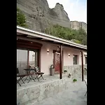 빌라 Under The Rocks Meteora Panoramic View *